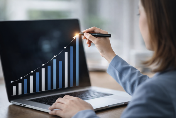femme dessinant un graphique de croissance